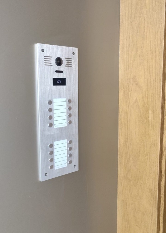 Slinex MB-16CRHD ➠ outdoor call panel with metal alloy body for 16 subscribers